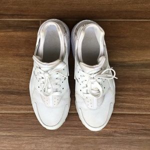 White Nike Huaraches